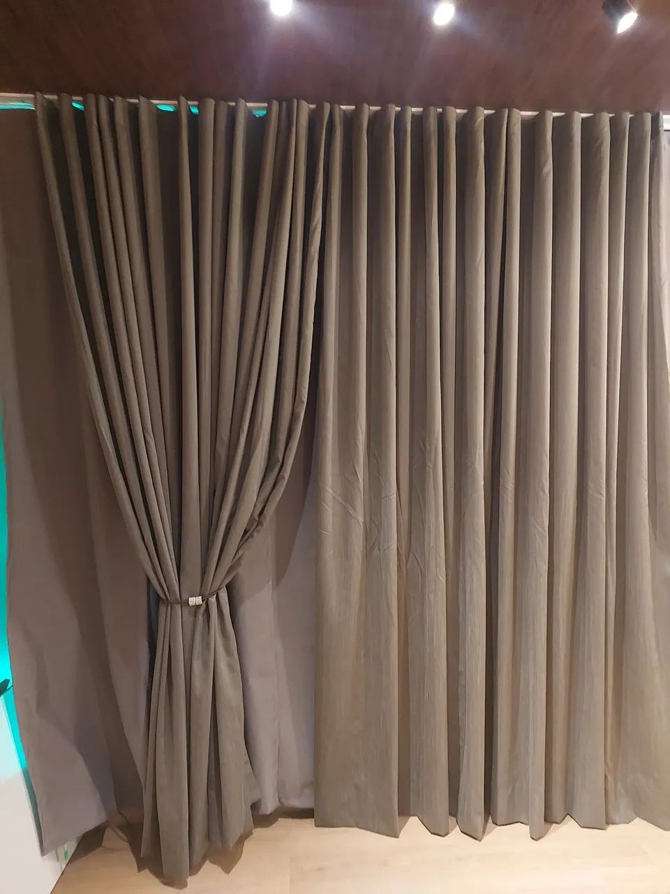 Cortinas de varão e trilho suíço *  - Foto 3
