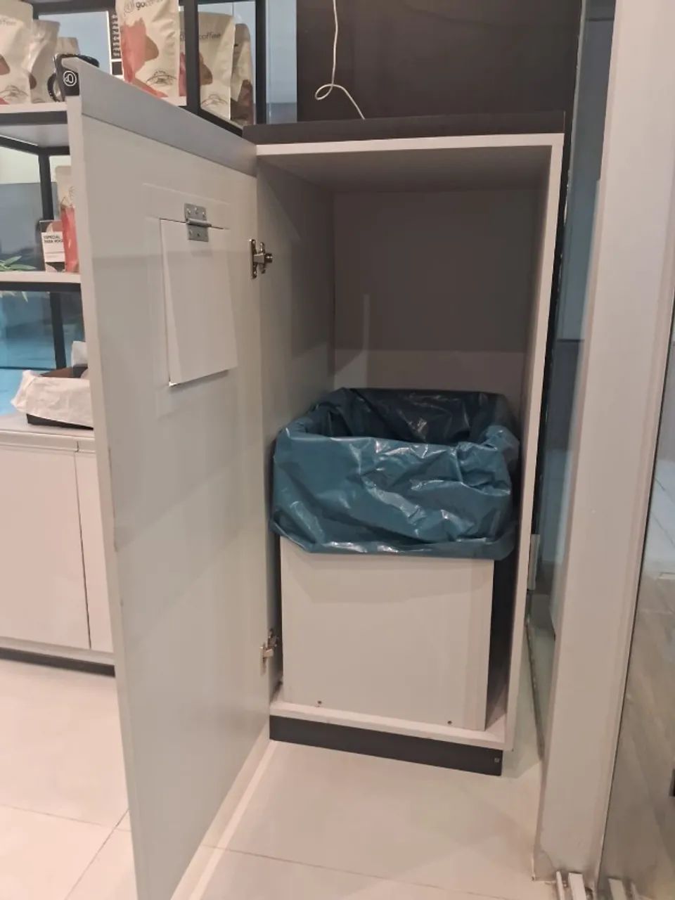 Lixeira em MDF com Tampa Automática e Porta Frontal Organizadora - Foto 3