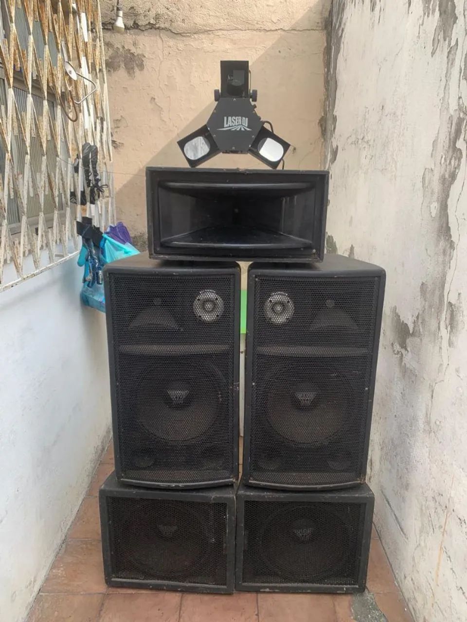 Vende-se uma equipe média de som