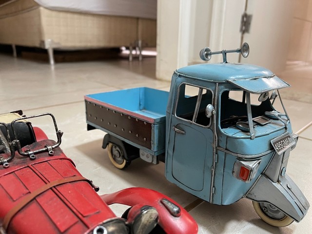 Carros miniaturas 25cm