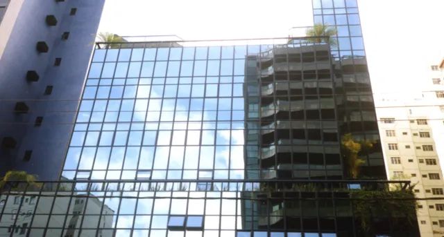Edifício na Rua Rei Alberto. Mais de 1800 m2 de área construída no centro de Juiz de Fora