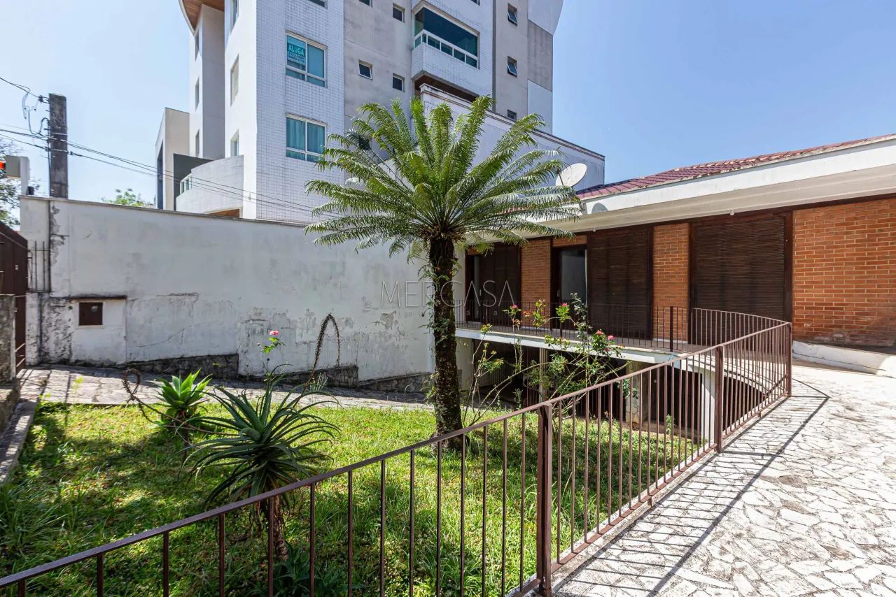 TERRENO ZR 4  435,60 M2 - 11 METROS DE TESTADA X 39,60 METROS. CASA TÉRREA ANTIGA E ESPAÇO