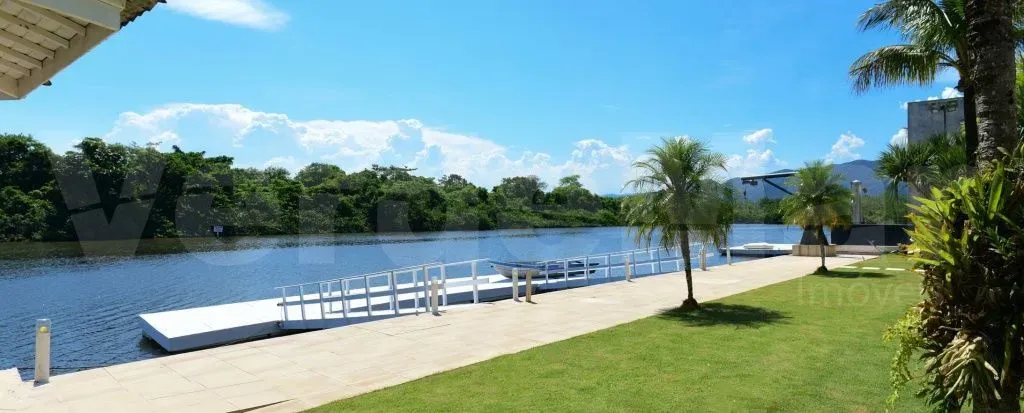 Mansão para locação anual no condomínio Marina Guarujá, com pier para o Canal.