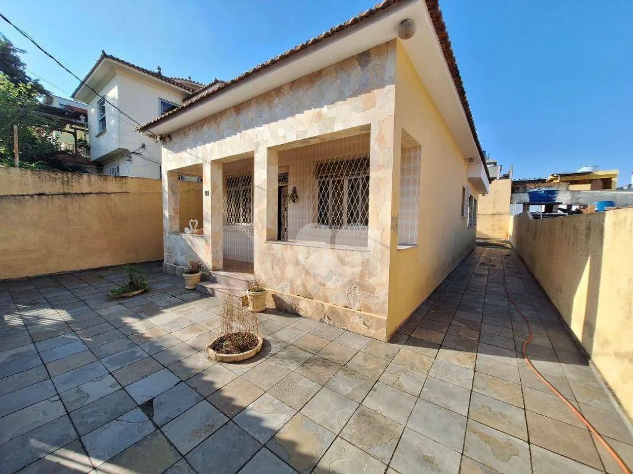 Piedade, Casa Linear em centro de terreno, varandão, 3qts, 6 vagas, quintal $690.000,00 - 