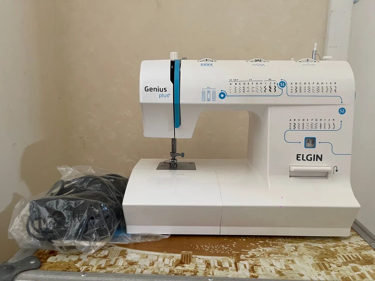Máquina de Costura Elgin Genius Plus