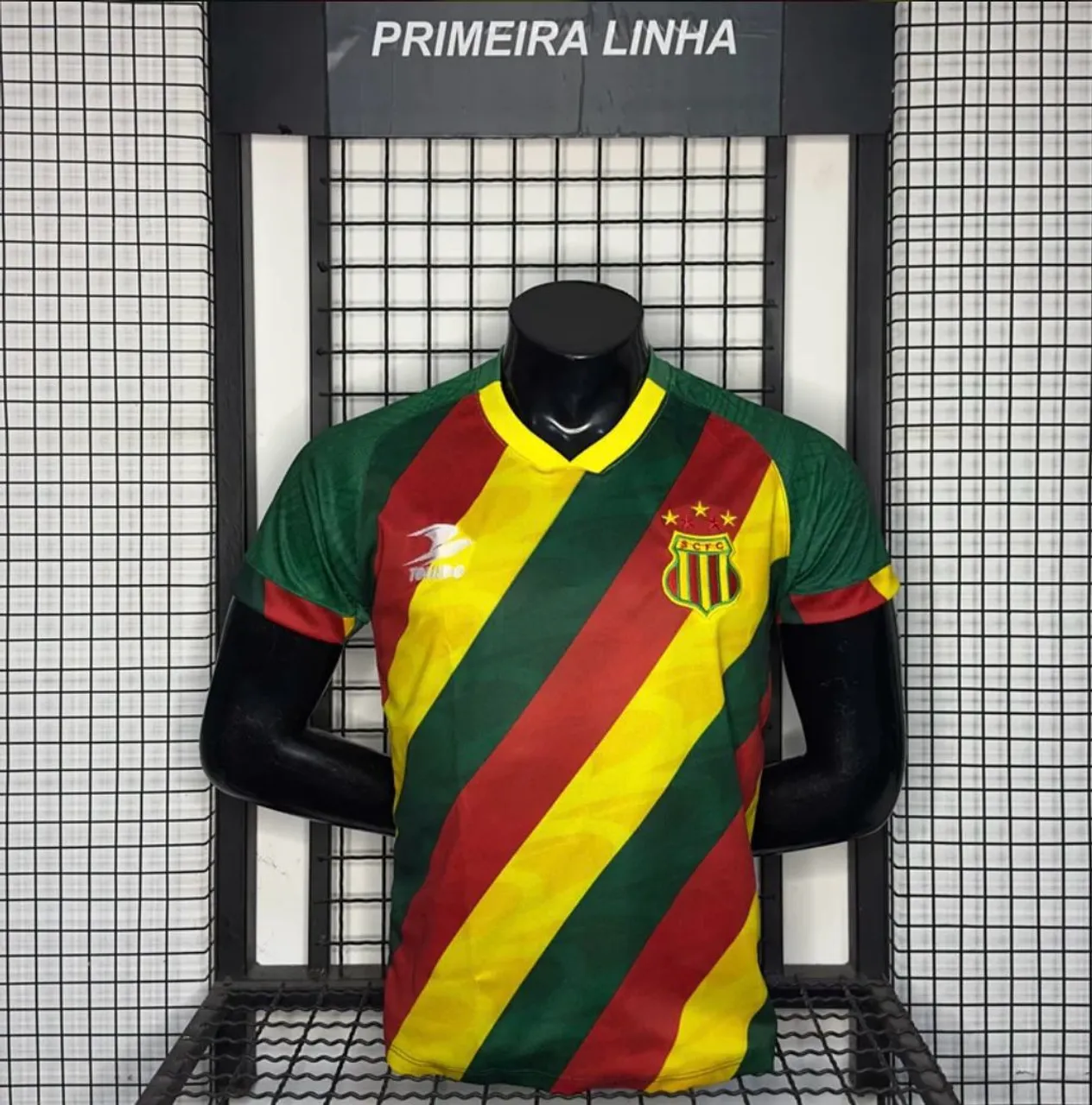 Camisa de Futebol Listrada nas Cores Verde, Amarelo e Vermelho