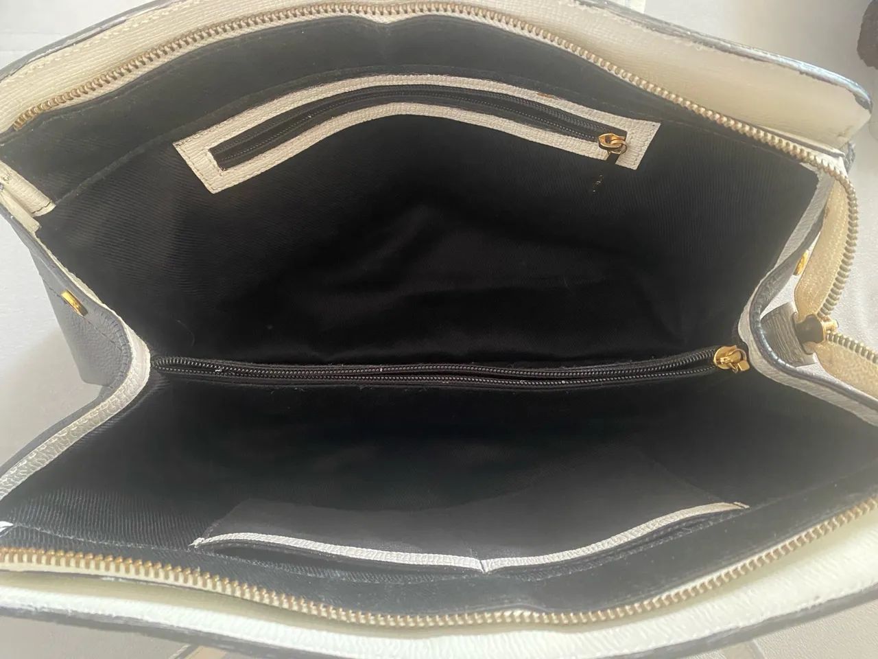 Bolsa Corello Preta e Branca  couro legítimo  - Foto 3