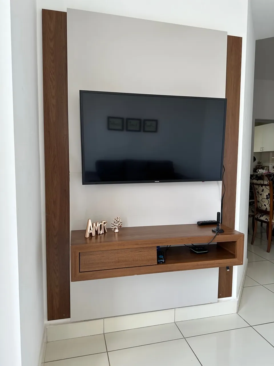 Painel de TV suspenso com rack em madeira