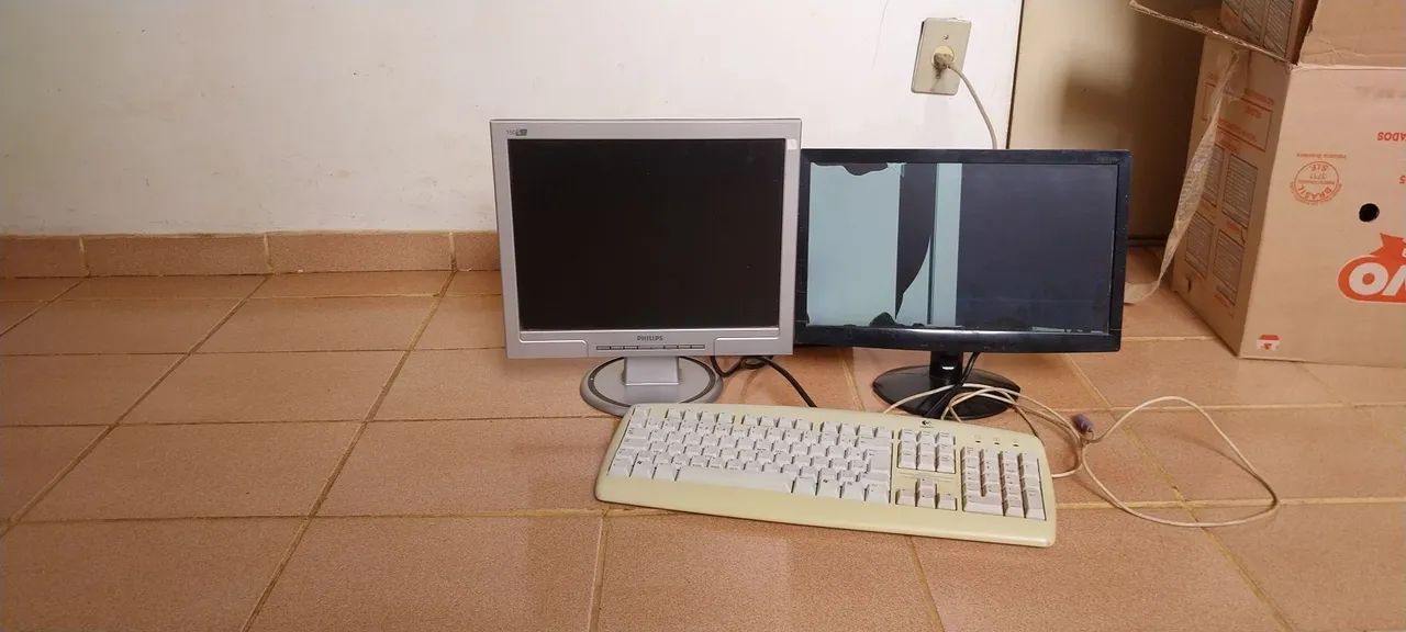 Vendo dois monitores e um teclado R$ 200  tudo