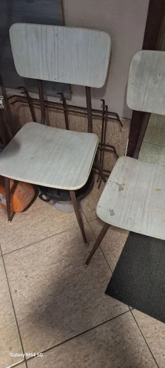 Mesa e  Cadeiras antiga .3 cadeiras  - Foto 3