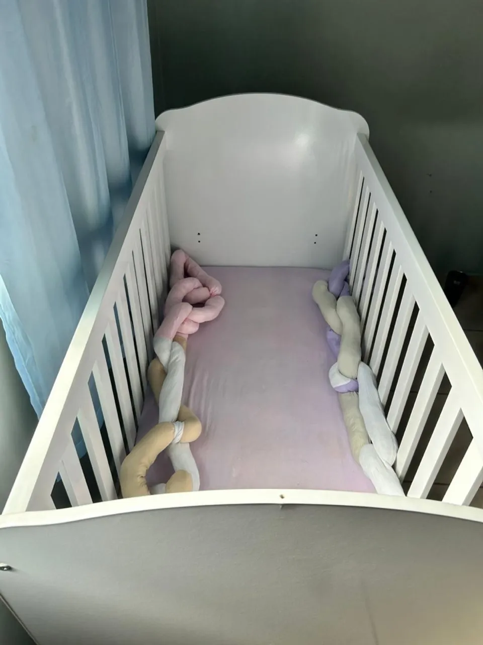 Berço de bebê branco com colchão, cadeira de balanço e cadeira de Alimentação