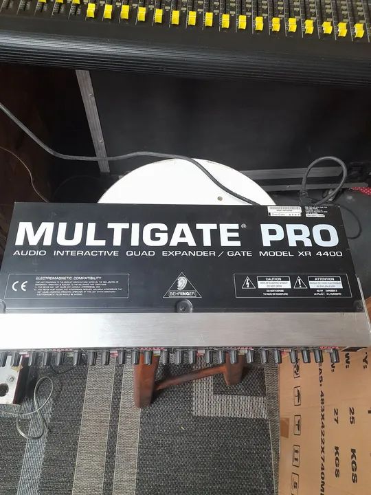 Behringer Multigate Pro XR4400 - Expansor/Gate de Áudio