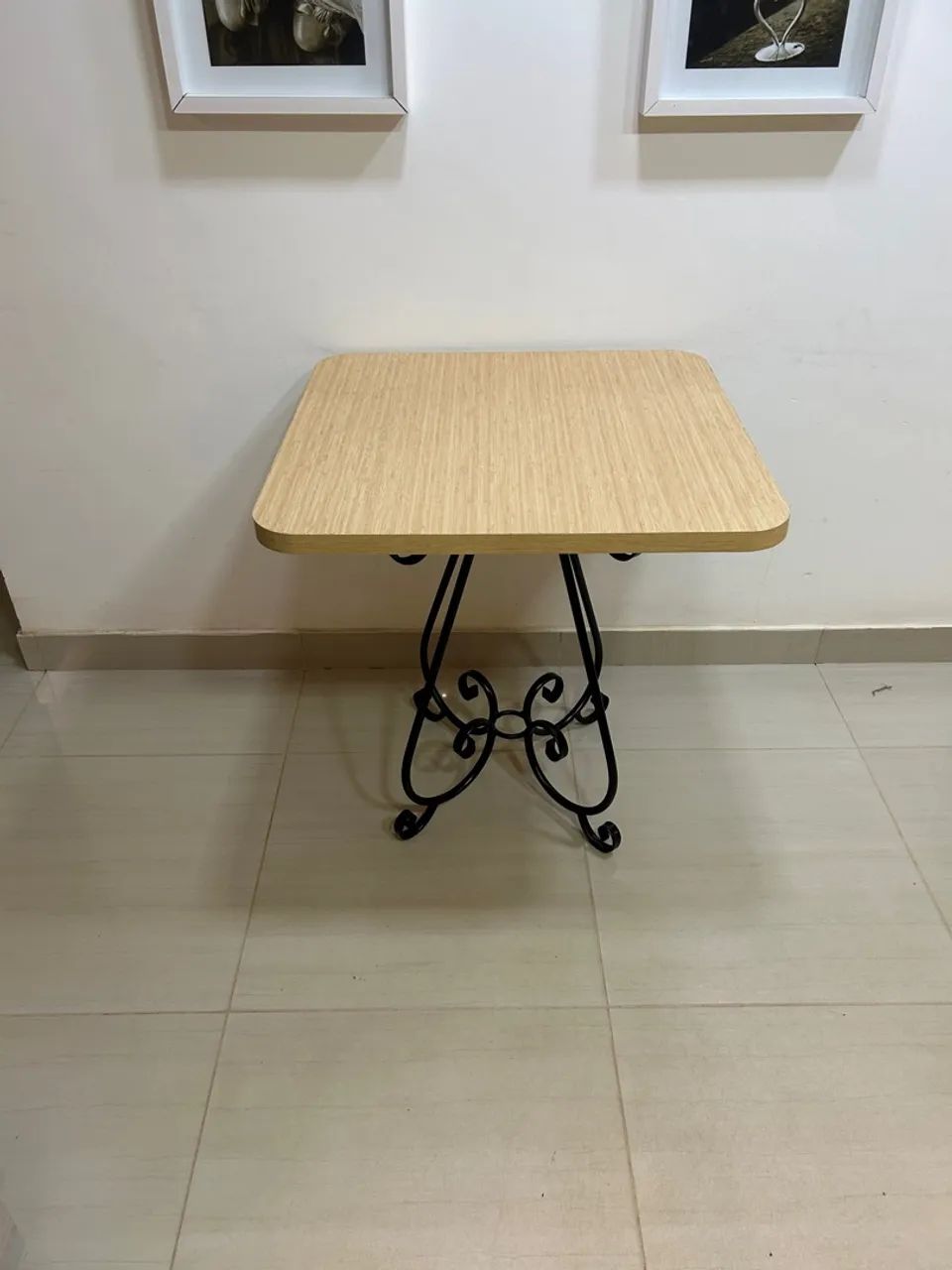 Mesa de Canto Decorativa com Detalhes em Ferro