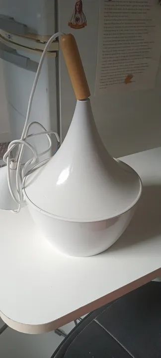 Luminária branca metal e detalhe em madeira - Foto 3