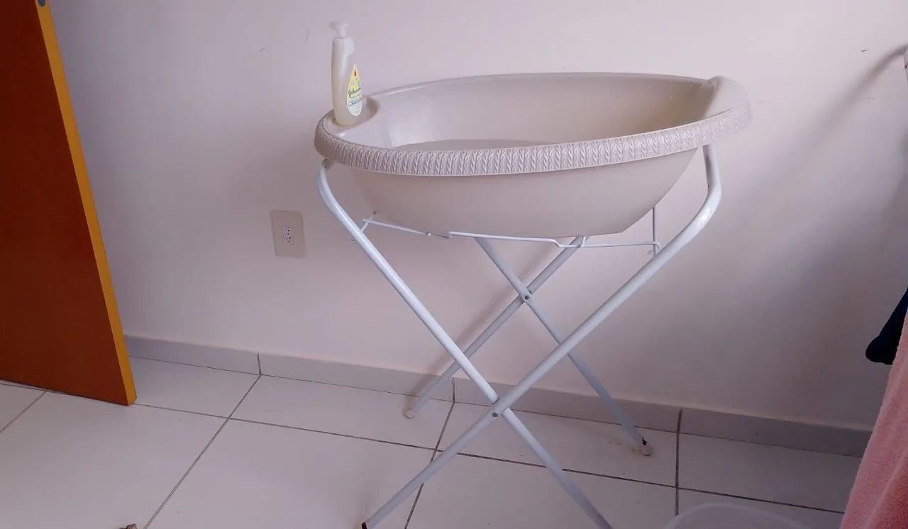 Banheira para bebê com suporte dobrável