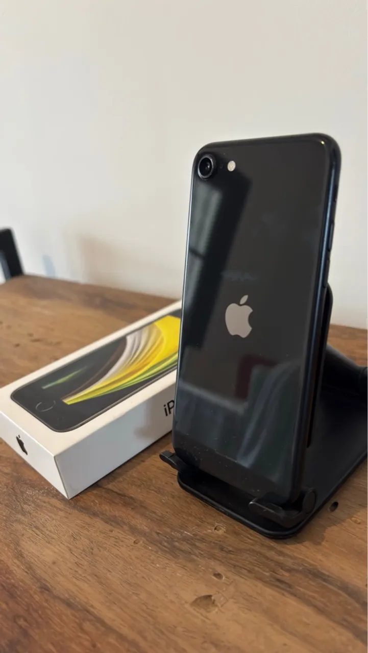 iPhone SE (2ª geração) - 128GB - Preto | R$900,00