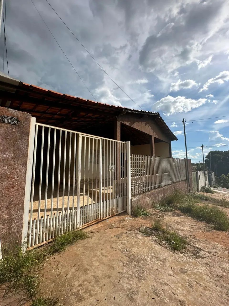 Vendo casa em Várzea Grande de esquina com 360 metros.