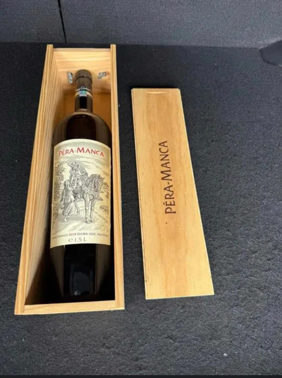 Vinho Branco Seco ( Pêra-Manca ) 1,5 litros