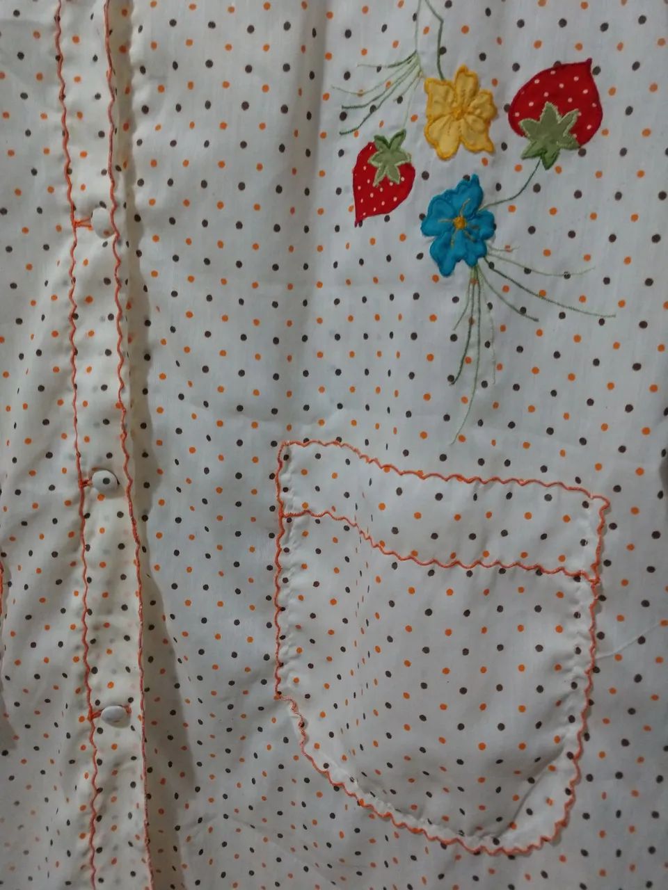 camisola vintage com bordado de morangos tamanho m - Foto 2