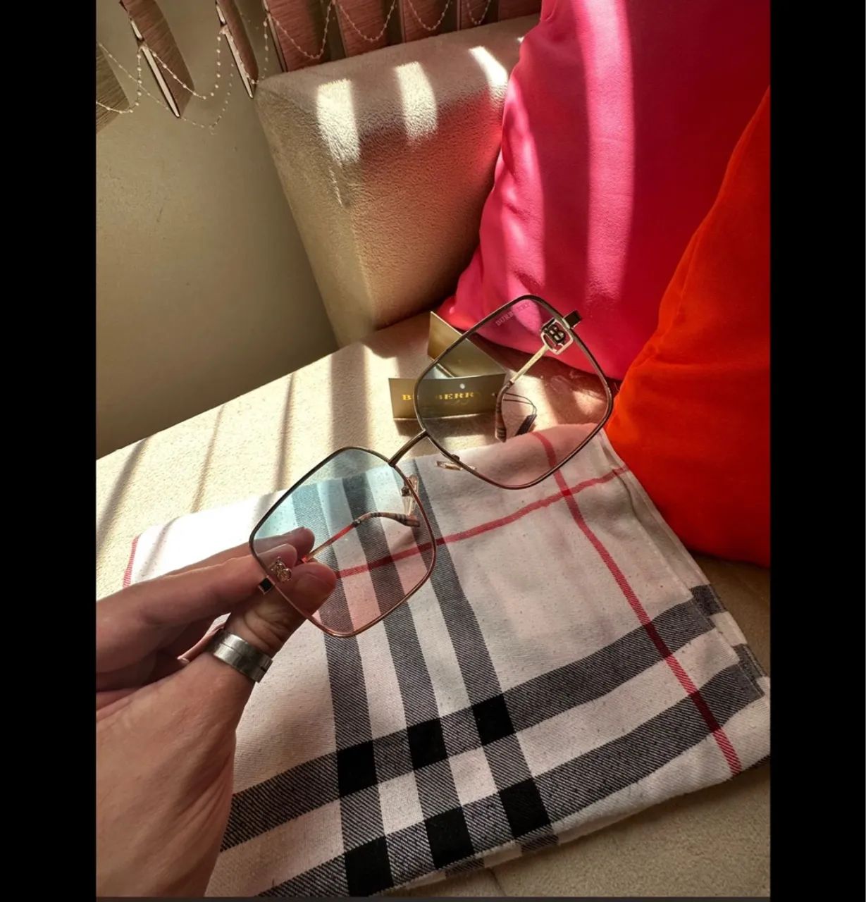 Óculos de Sol Burberry Quadrados - Elegância e Estilo