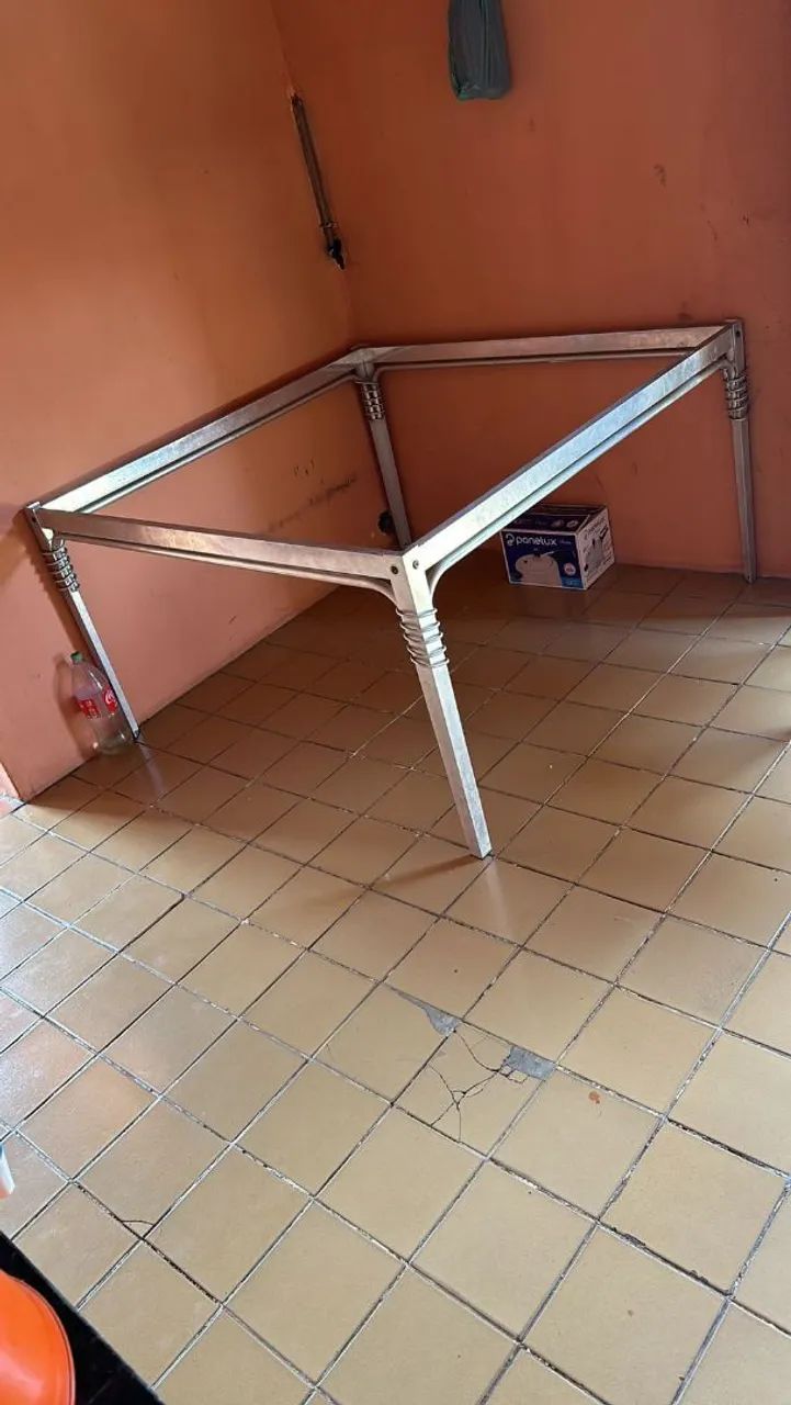 Mesa de Jantar em Alumínio - Ótima para o seu Lar!