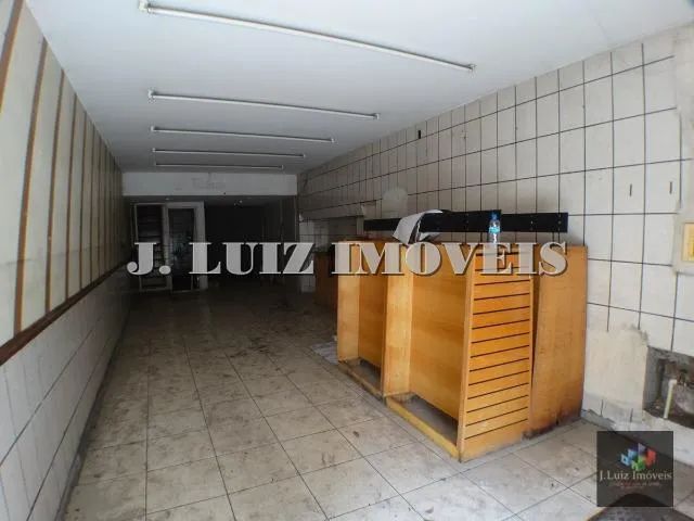 Excelente prédio comercial com loja no Centro em frente a Praça