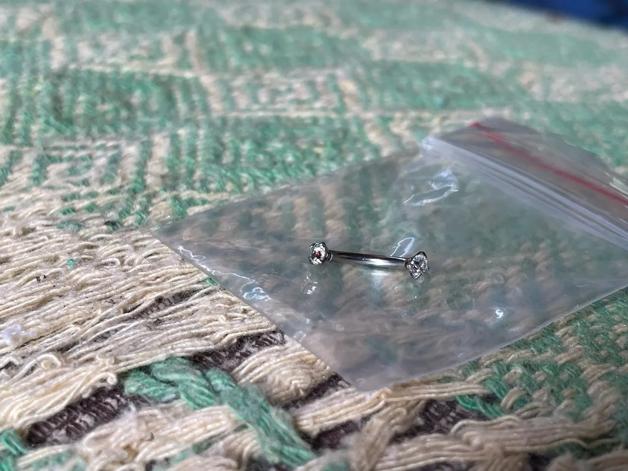 Piercing de sobrancelha em aço cirúrgico