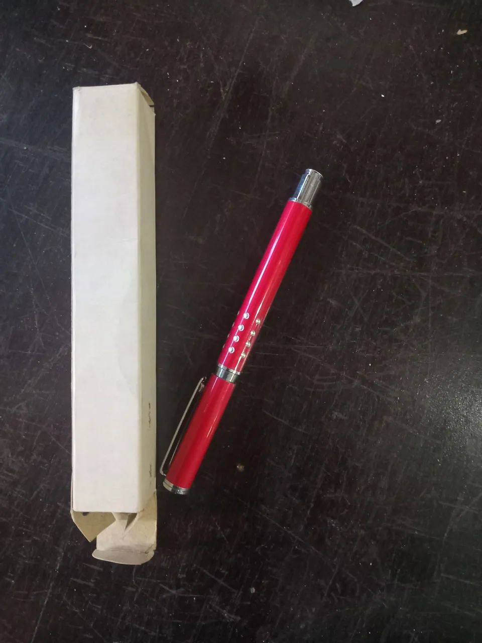 Caneta Vermelha Elegante com Detalhes