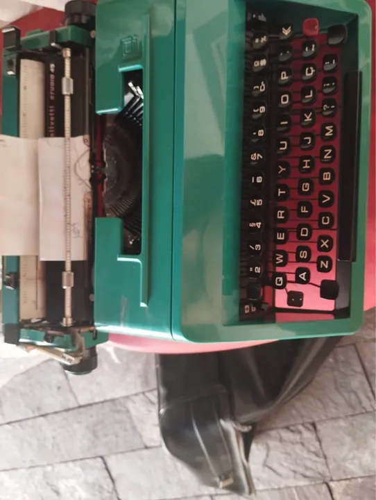 Máquina de escrever antiga Olivetti
