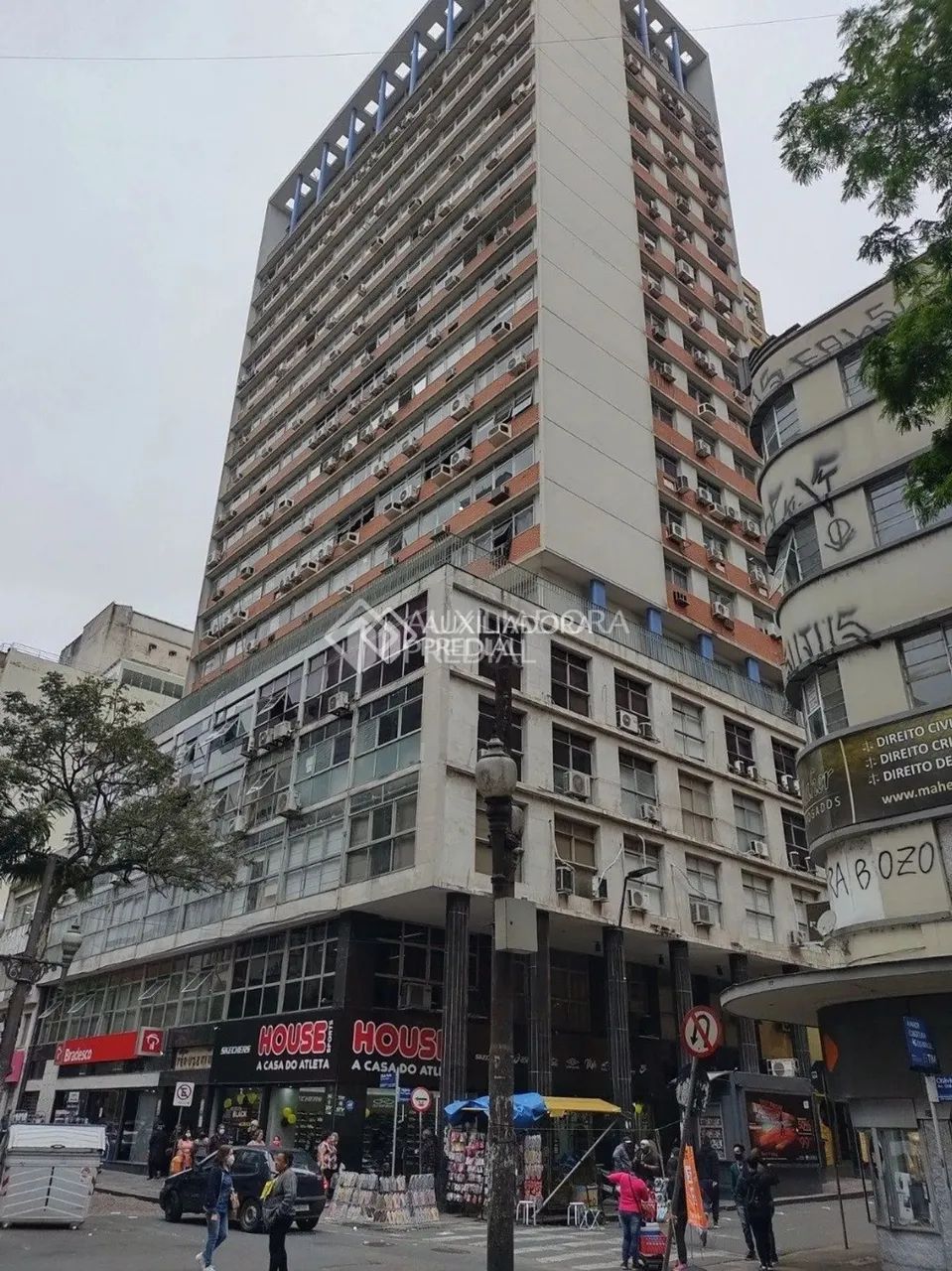 DUAS SALA COMERCIAIS UNIFICADAS EM PRÉDIO TRADICIONAL