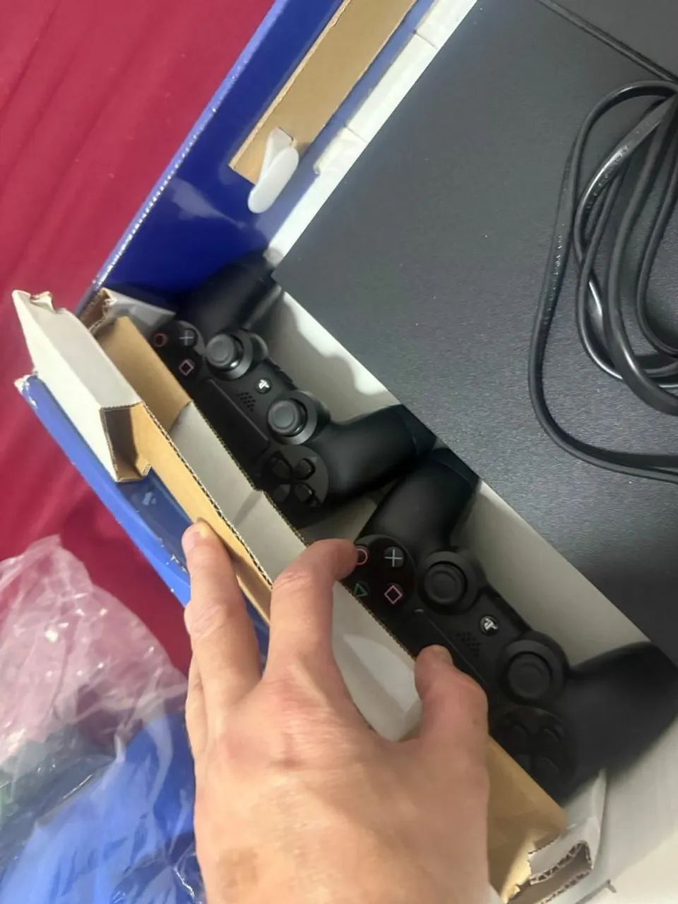 Playstation 4 - 500GB - 2 jogos - 2 controles - Foto 3