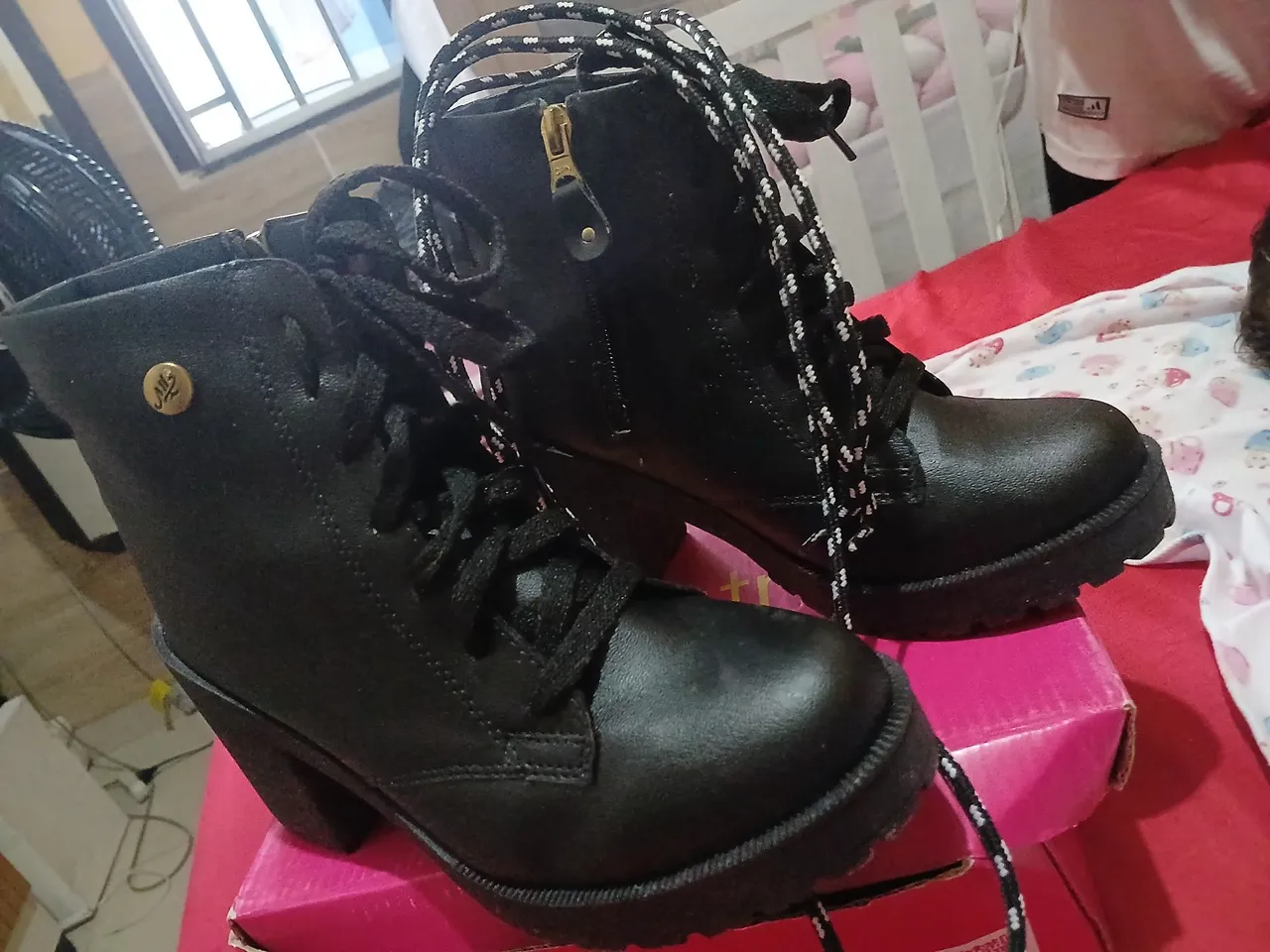 Bota preta de salto