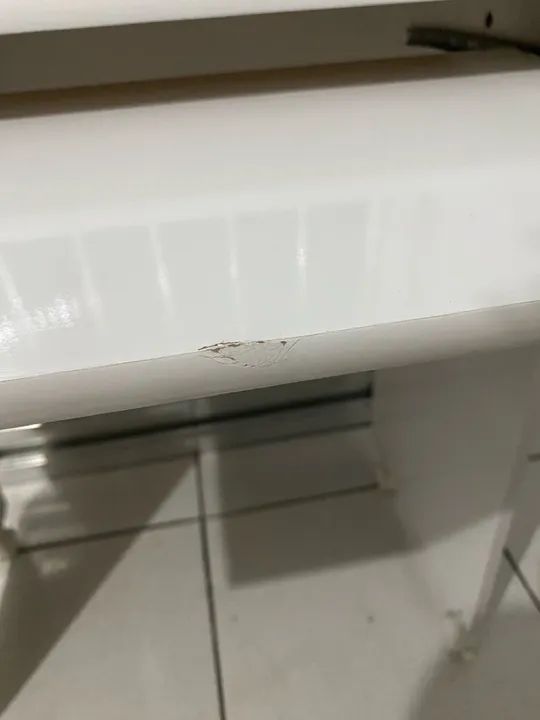 Mesa de Escritório Branca usada com detalhes mas não interfere na utilização  - Foto 4