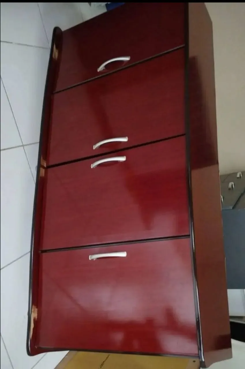 Cômoda Vermelha com Gavetas