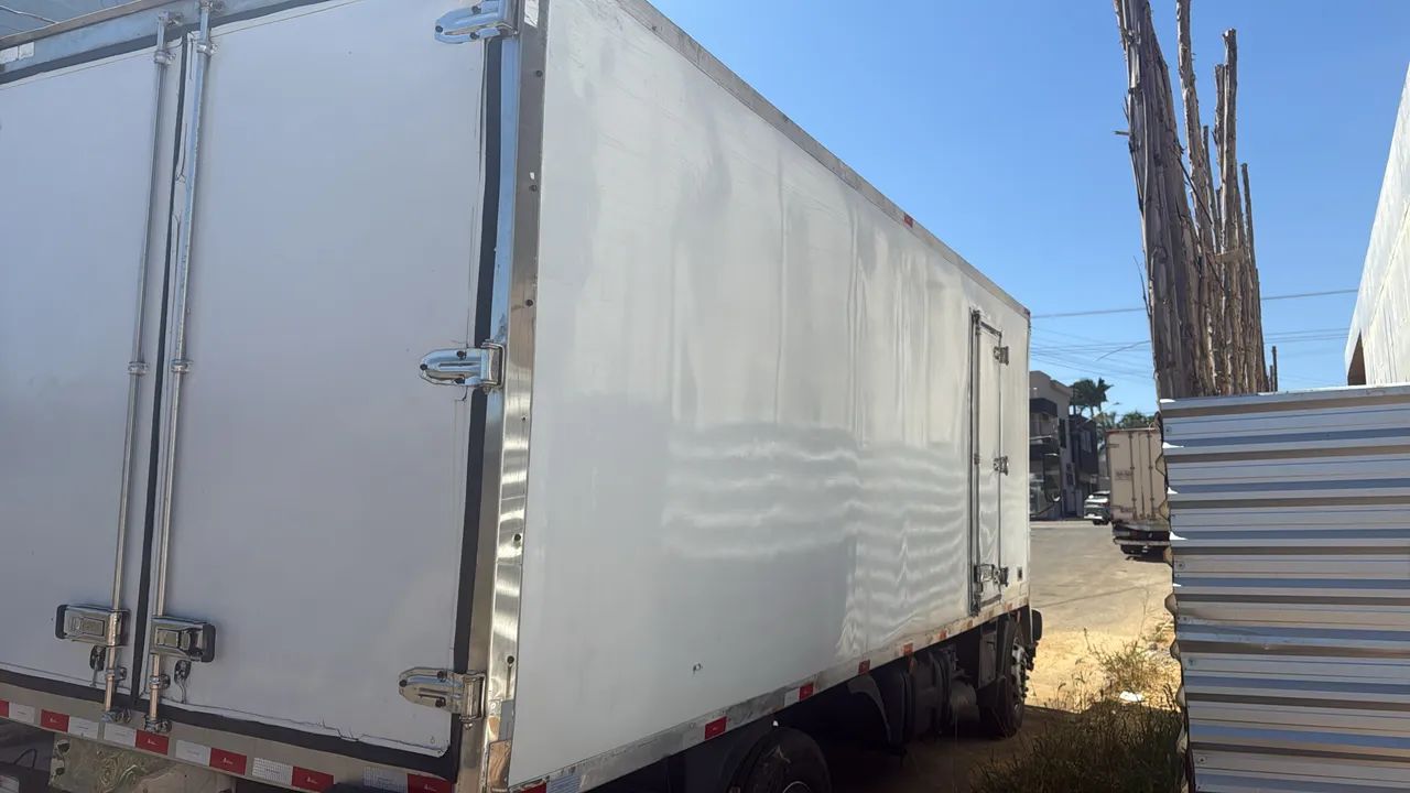 Caminhão baú  - Foto 2