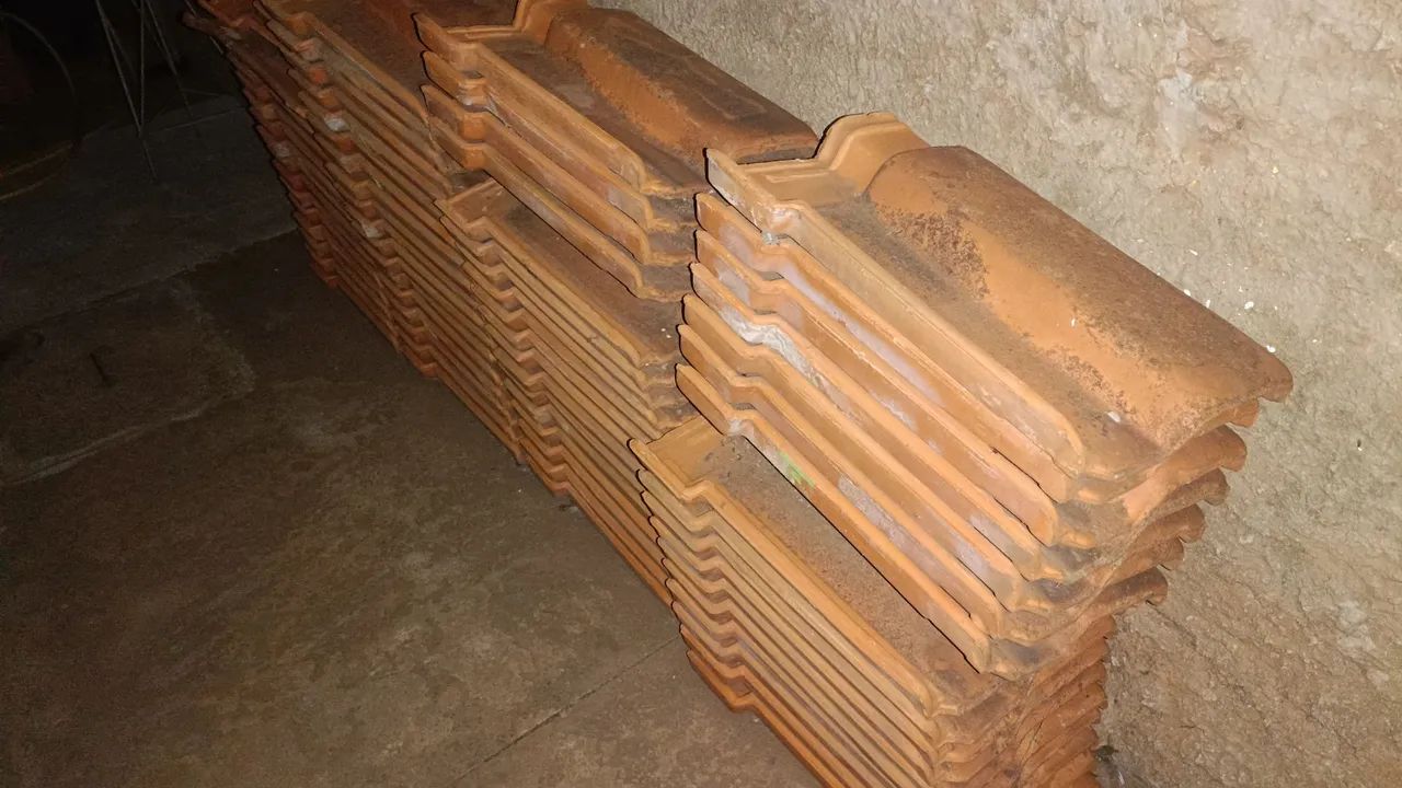 60 Telhas de barro para construção, Romana