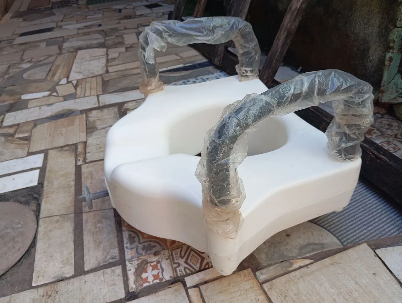 Assento de Vaso Sanitário com Apoios
