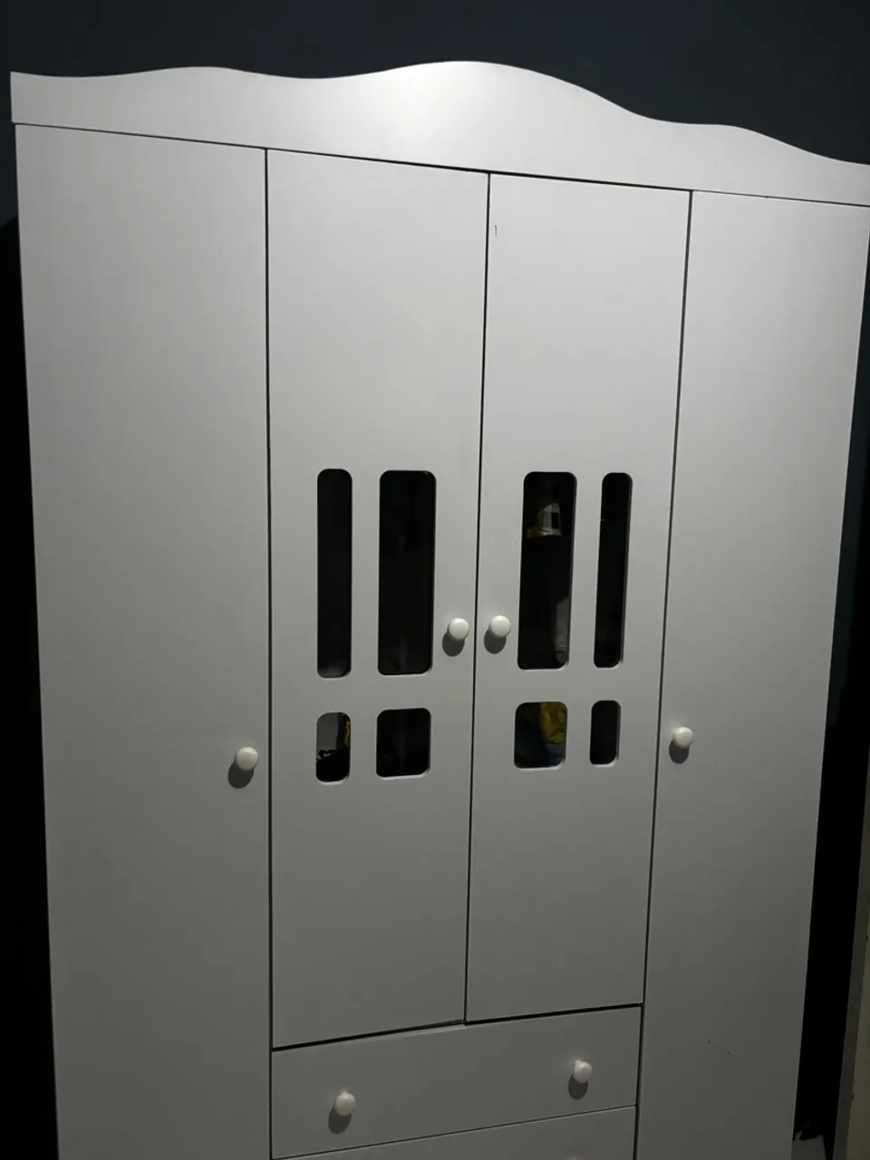 Guarda-Roupa Branco com Design Moderno