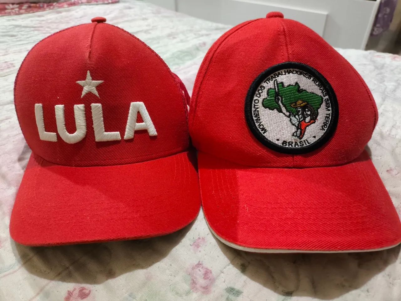 Dois bonés originais (MST e Lula 2022)