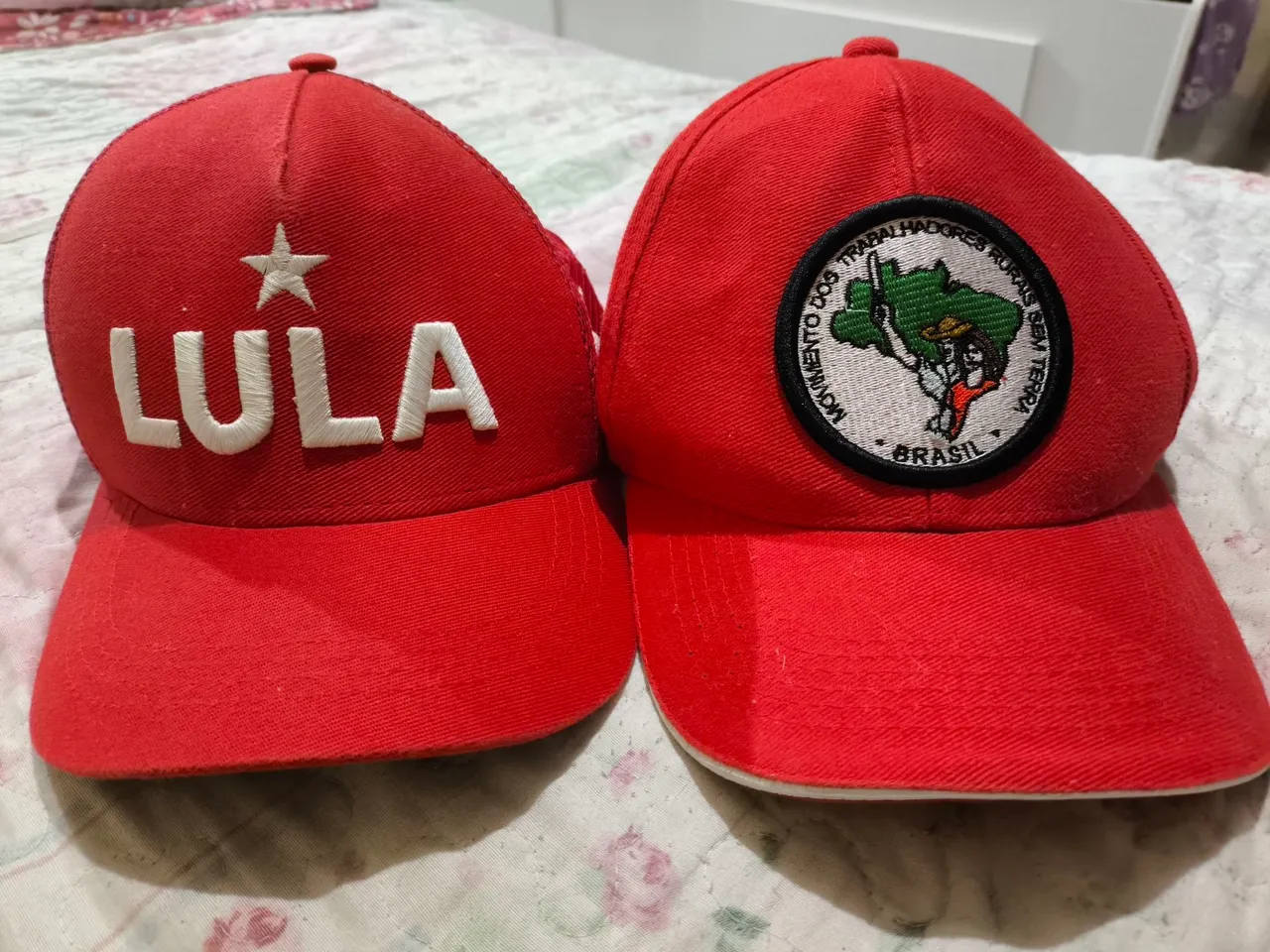 Dois bonés originais (MST e Lula 2022)