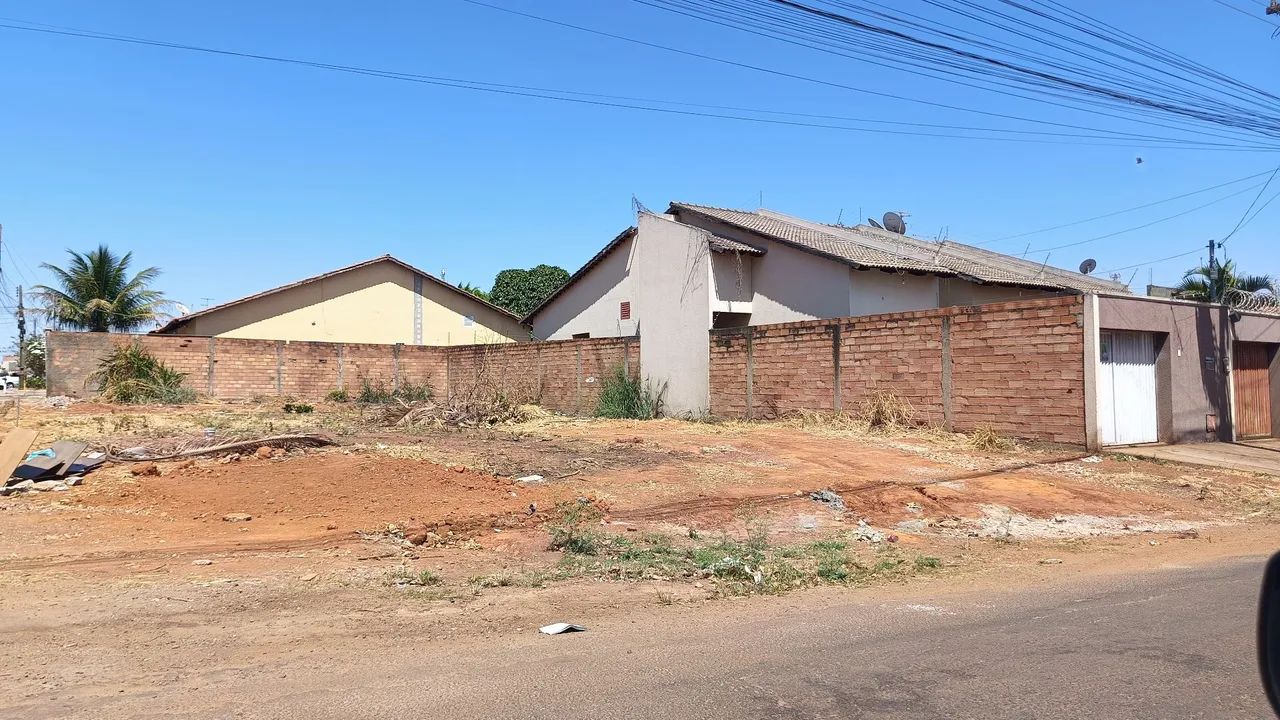 Lote de esquina à venda em ótima localização - Foto 2