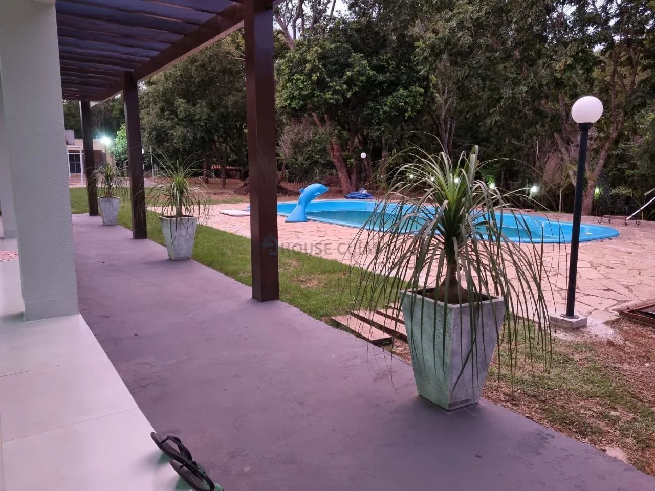 sobrado localicado na parte mais alta do condomínio Flor do Cerrado - Foto 4