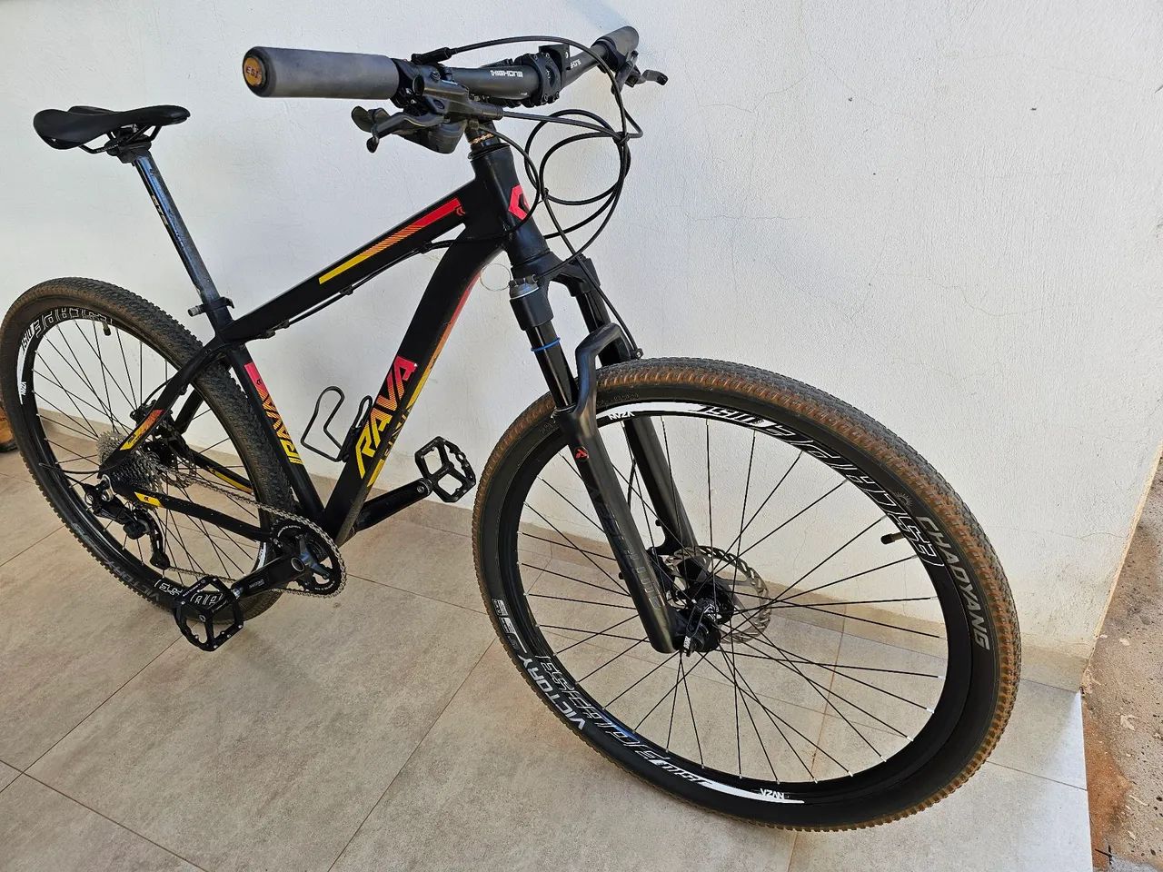 Bicicleta mtb aro 29 10v com freio hidráulico shimano com suspensao a ar - Foto 3