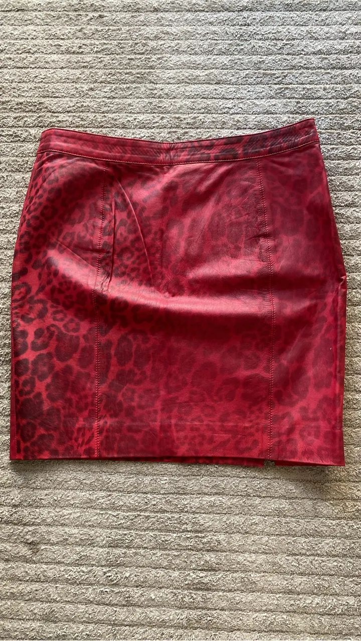 Saia de couro vermelho Le Lis Blanc