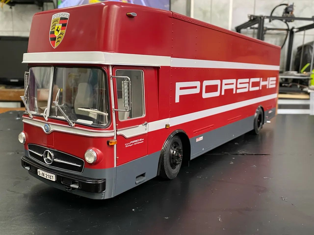 Mercedes Benz Porsche  Renntransporter 1/18