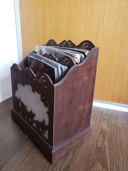 Porta-revistas antigo de madeira