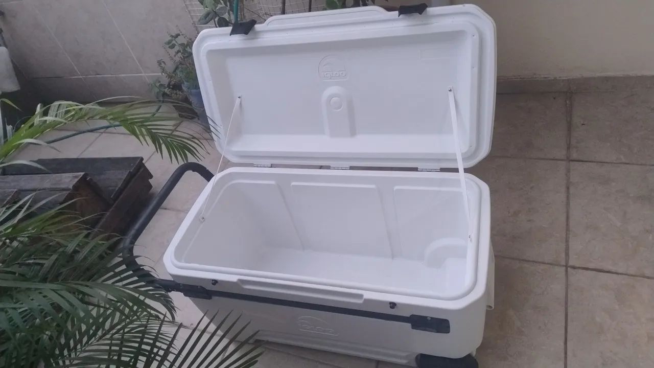 Caixa térmica Igloo 104litros. - Foto 3