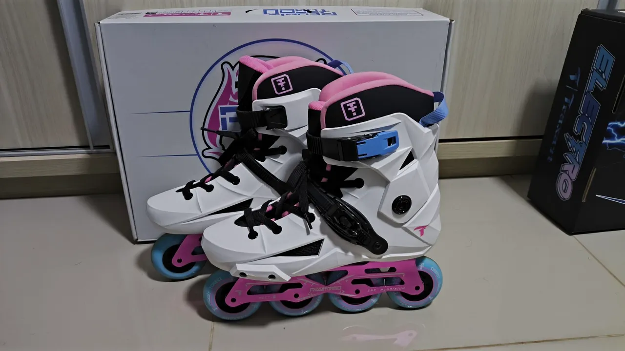 Patins Revolt Turbo Branco e Pink - 80mm ABEC-9 Cromo