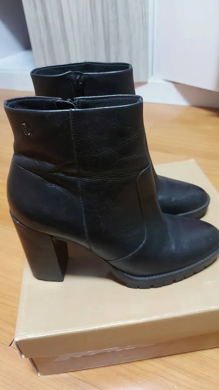 Bota de couro preta com salto bloco