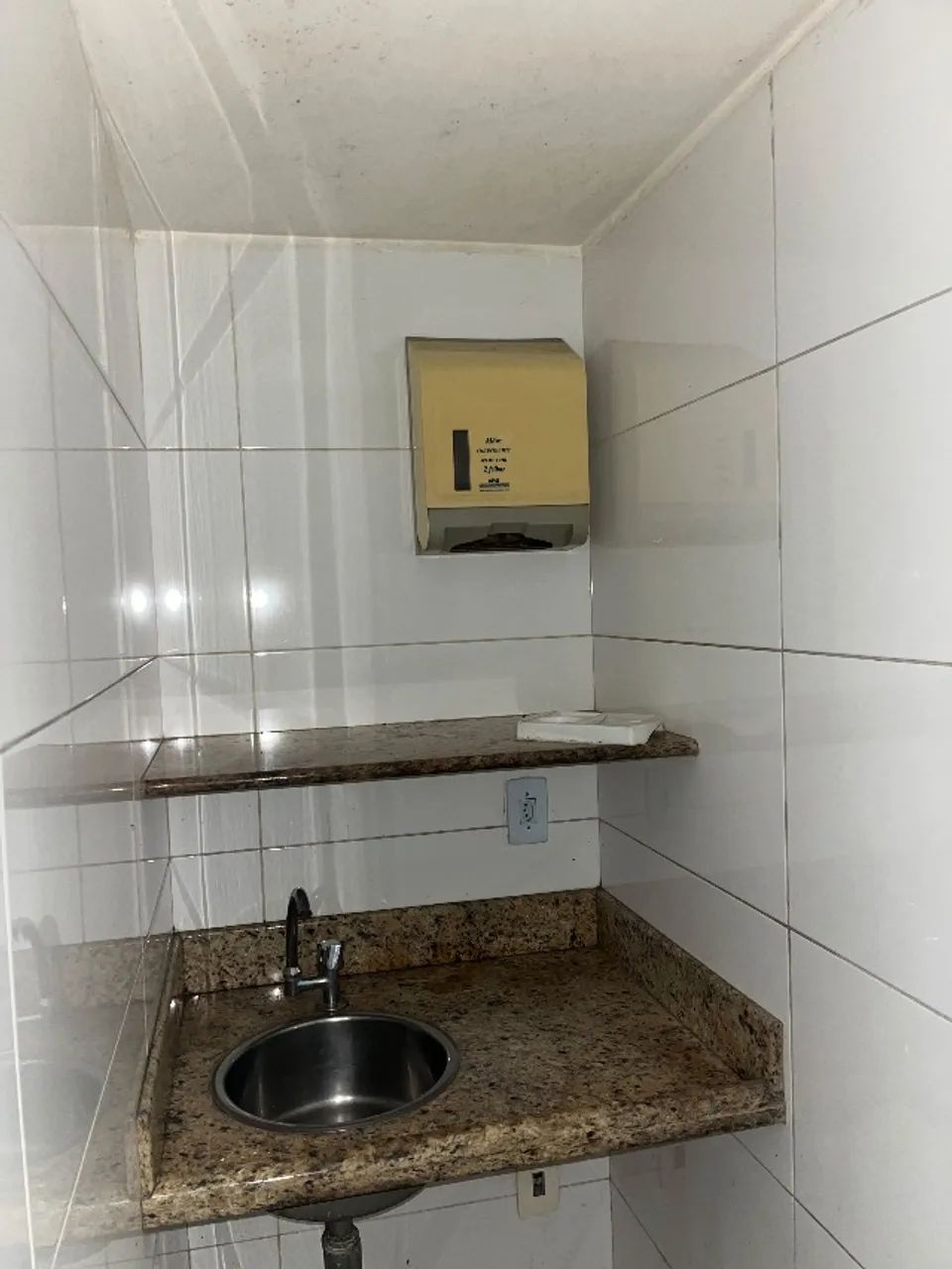 ALUGA-SE LOJA COMERCIAL - R$ 2.400/MÊS - Foto 3